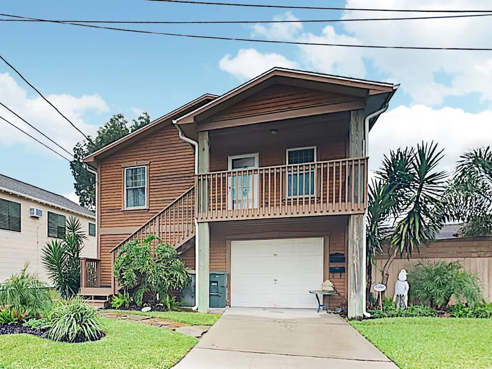 New Listing! Sparkling Beach - Walk To Shore 3 Bedroom Home