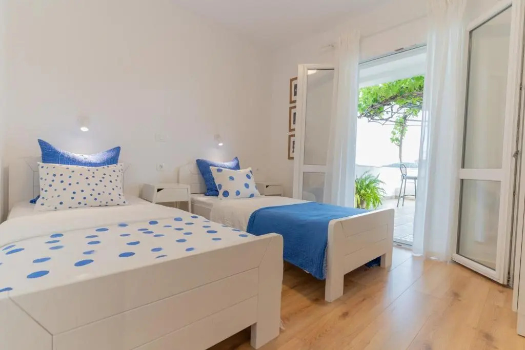 Apartments by the sea Rogoznica - 18746