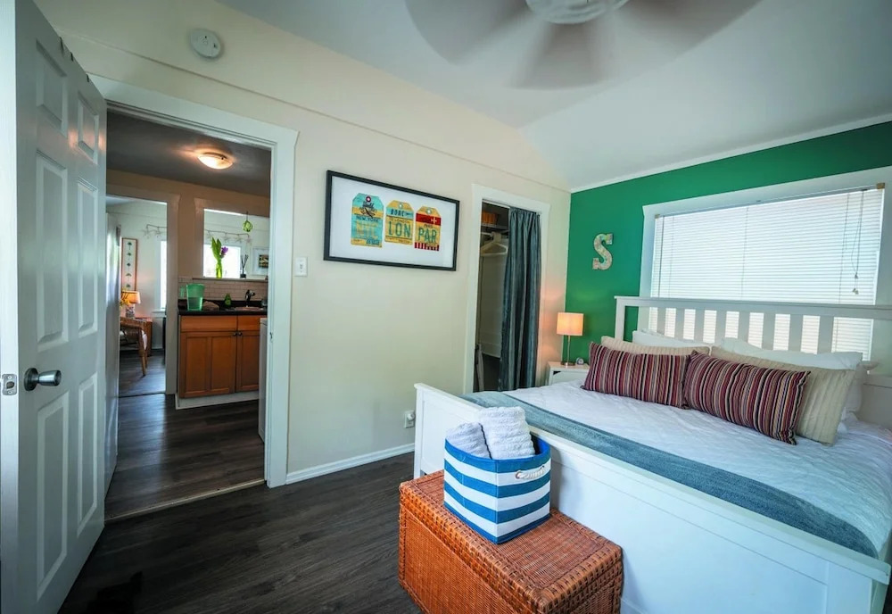 Treasure Island Sunset Beach Bungalow by Tech Travel