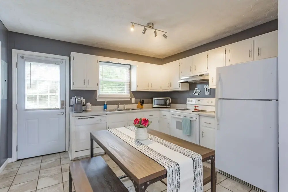 Take a Jog in Nearby Shelby Park at a Bright, Cozy Home
