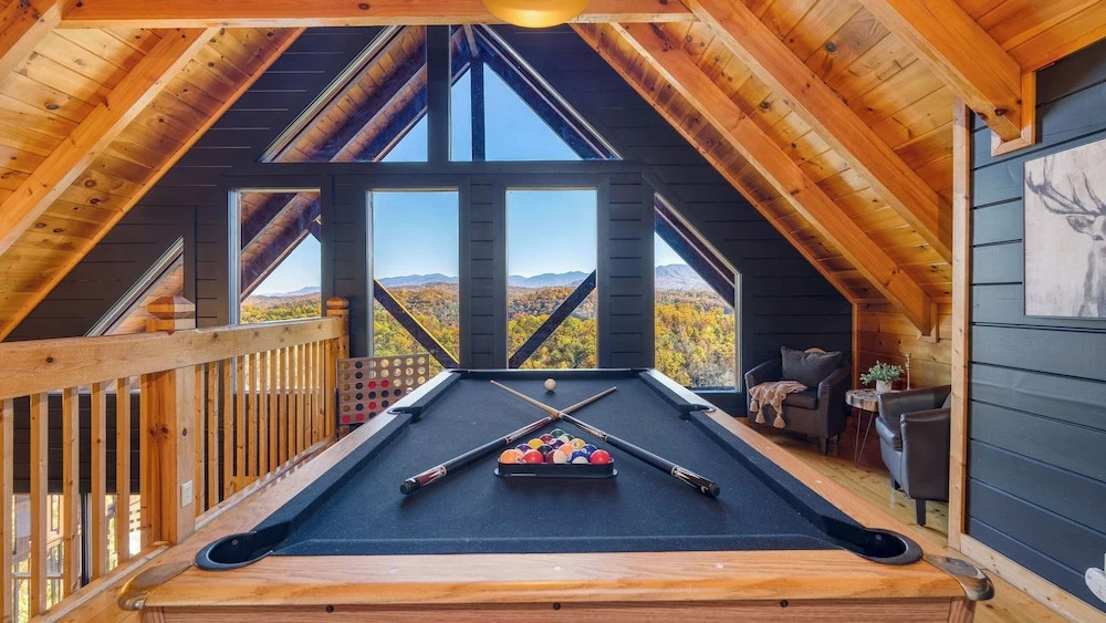 Game Room, Hot Tub & 3 Decks w/ Smoky Mountain Views Raccon Ridge by Avantstay