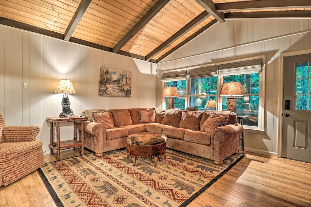 Walk to Main St: Highlands Cottage w/ Fireplace
