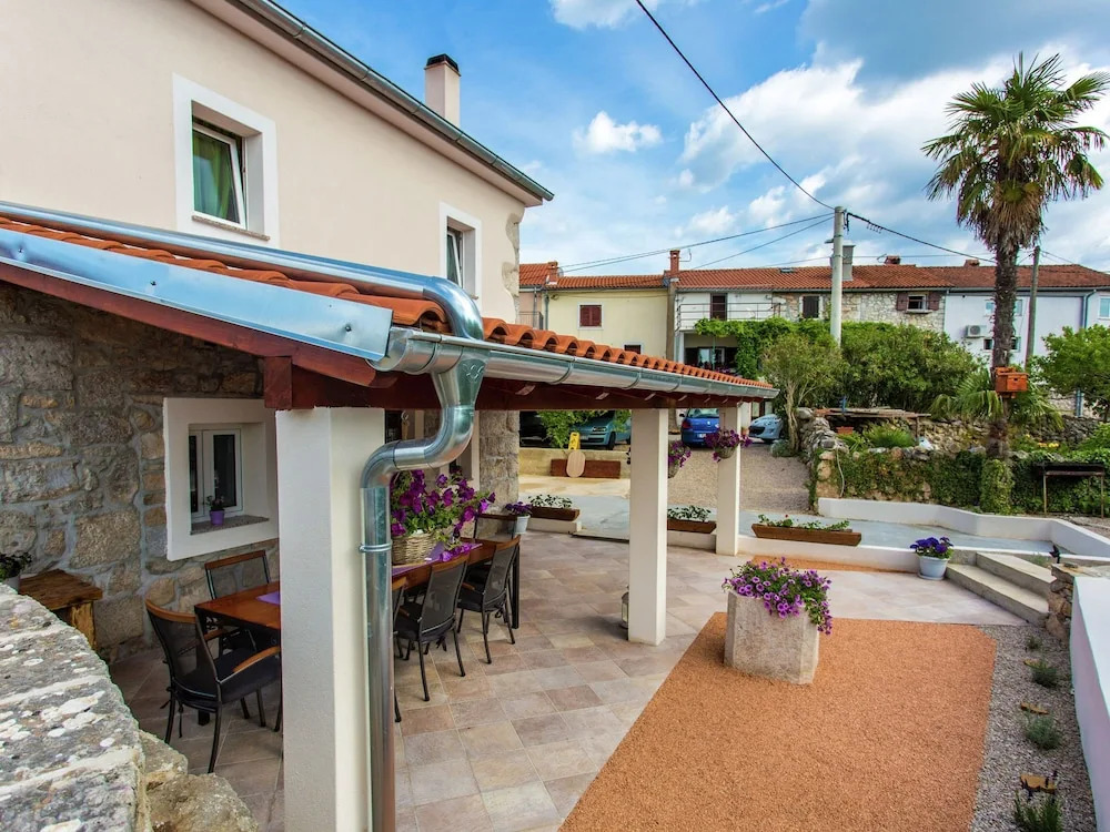 Stylish Villa in Milohnici With Private Terrace