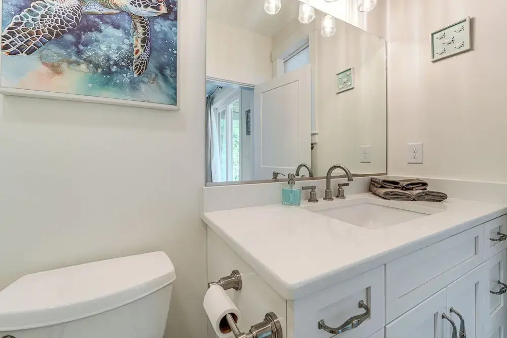 Walk to Beach: Southern Shores Retreat w/ Hot Tub