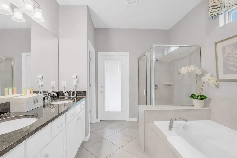 Sleek Home With Big Pool Area and Game Room, CDC Cleaning Standards #8ws105