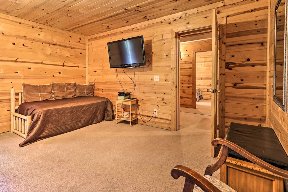 Log Cabin w/ Deck & Hot Tub: 5 Mi to Dollywood!