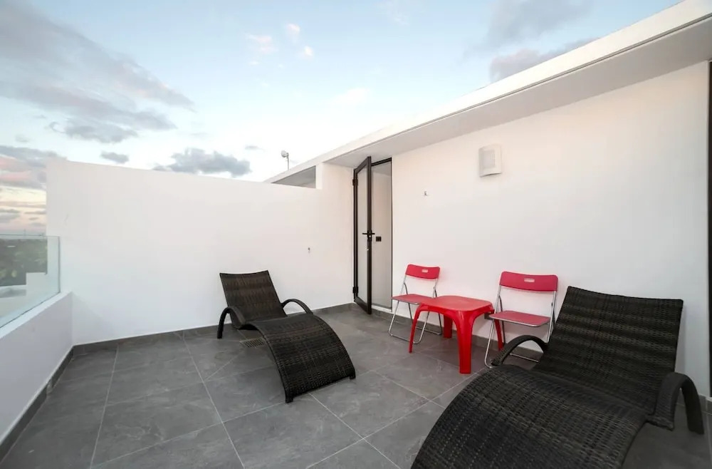 Beautiful Penthouse for 2 With Private Patio and Common Pool in the Building