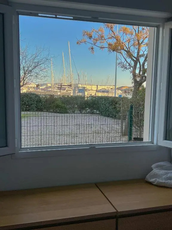 Superbe, face aux bateaux - 2ch + jardin - marina