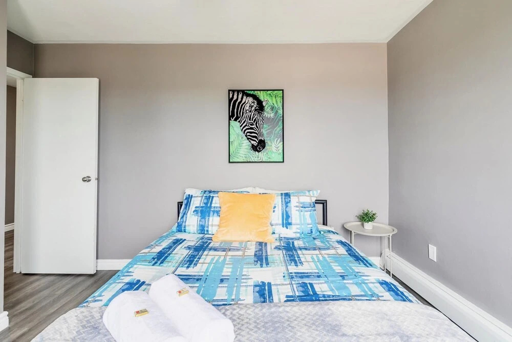 Spacious 2BR Apt With King bed Near DT Hamilton