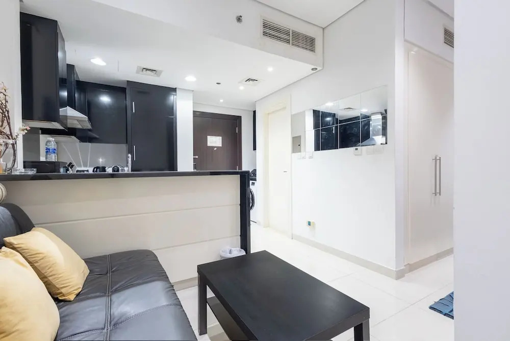 SuperHost - Chic Studio on the 16th Floor in Business Bay