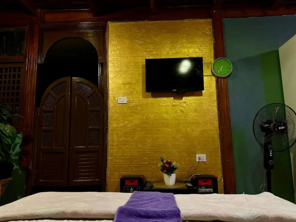 Elegant studio with private entrance with full services