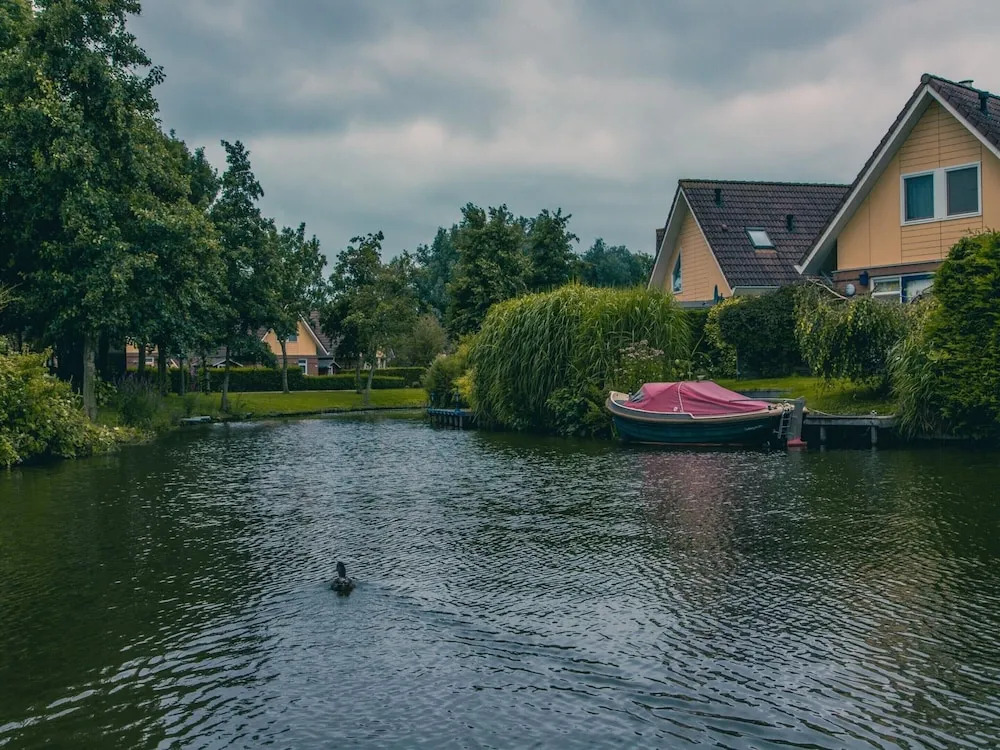 Spectacular Villa by the Lake