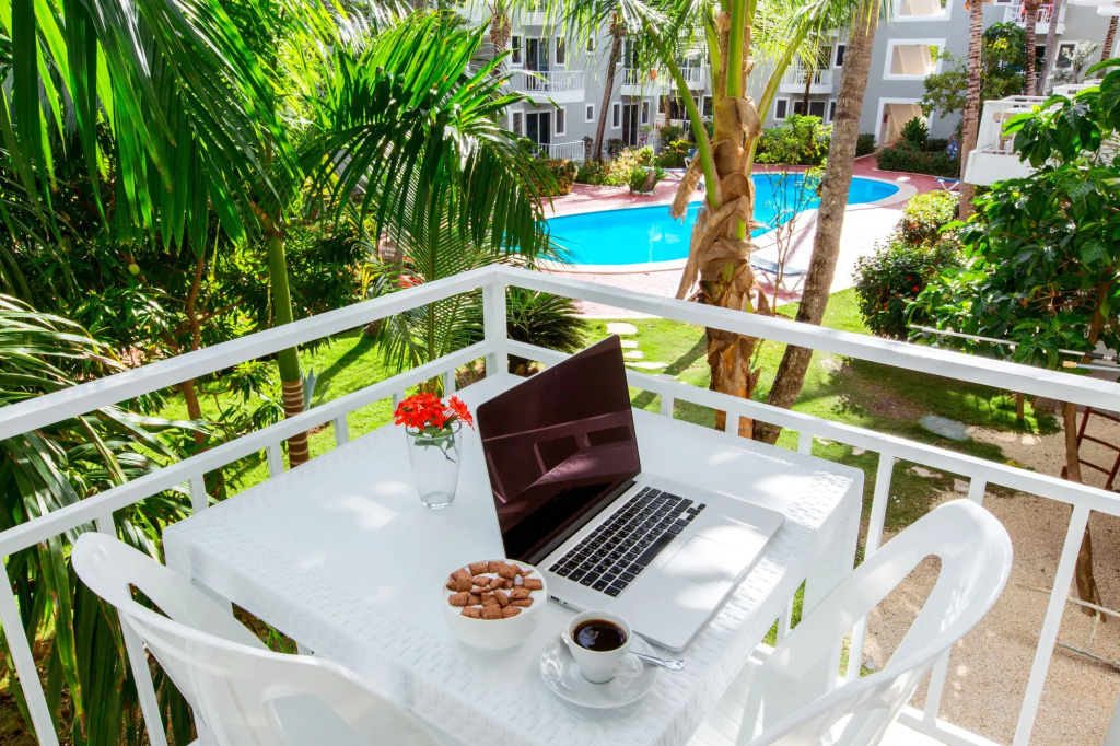 Tropicana Suites Deluxe Beach Club & Pool
