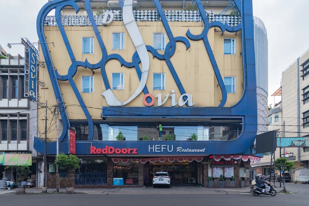 RedDoorz Premium near Bandung Station