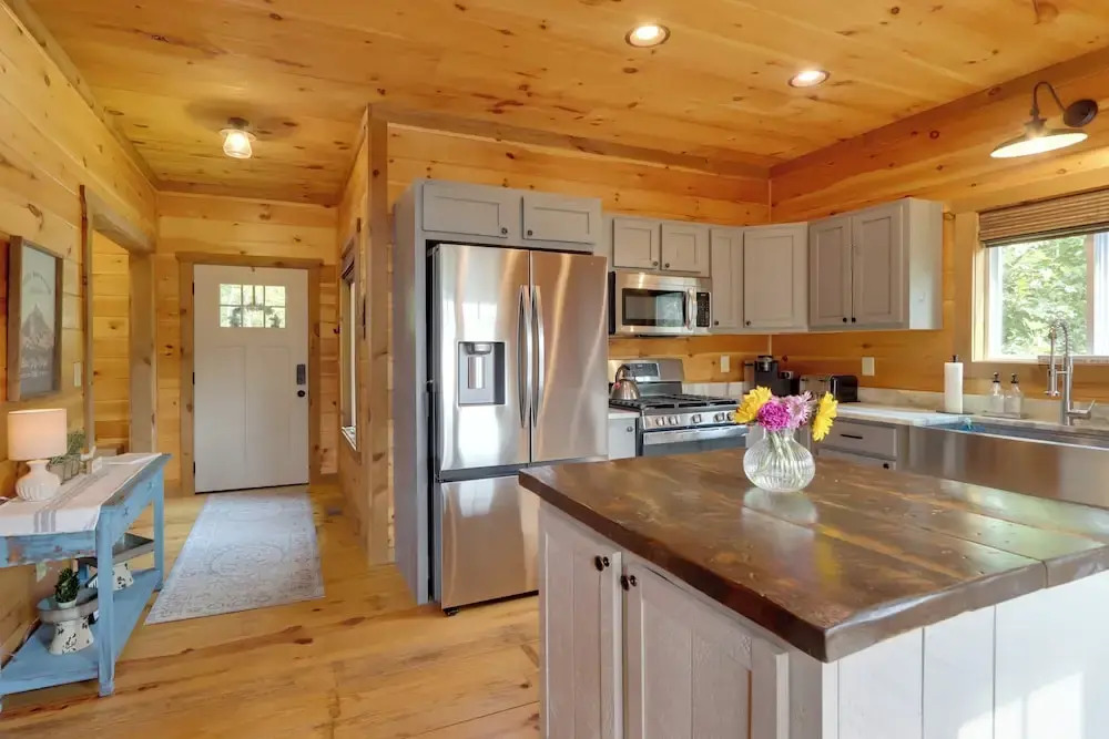 Family Oasis w/ Game Room & 2 Decks in Blue Ridge!