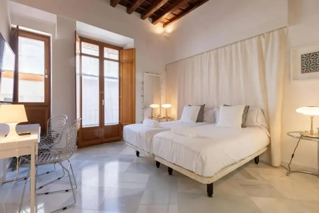 Hernando Colon Deluxe Suite by Valcambre