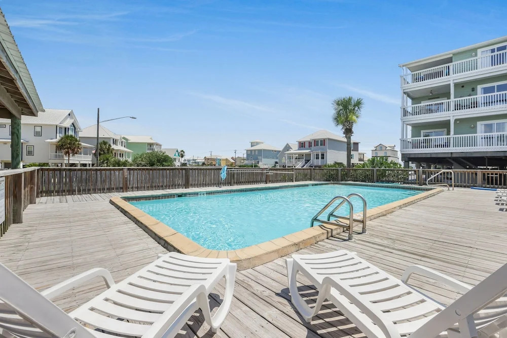 Lagoon Landing 202- Beautifully Decorated Condo With Balcony Pool Steps to Beach Lagoon