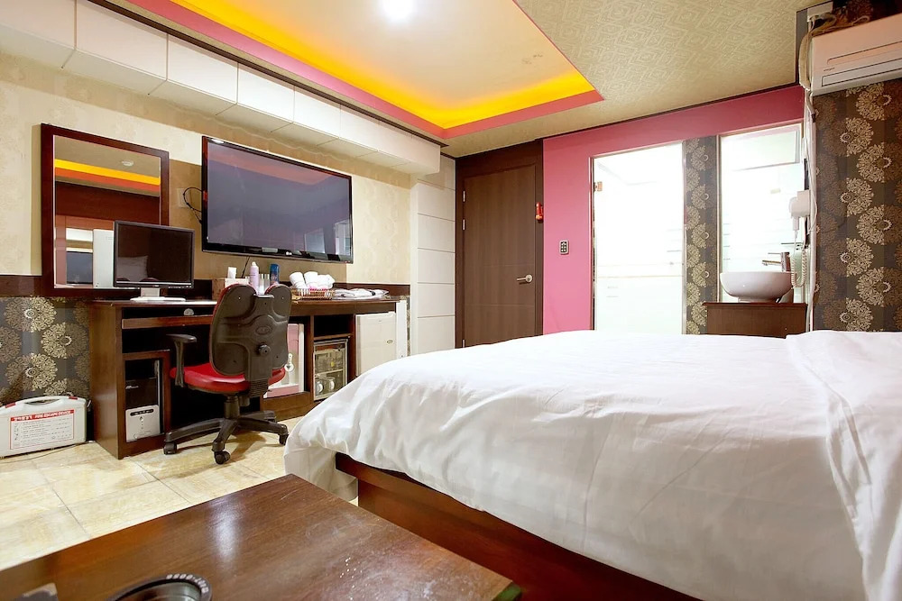 Boom Hotel