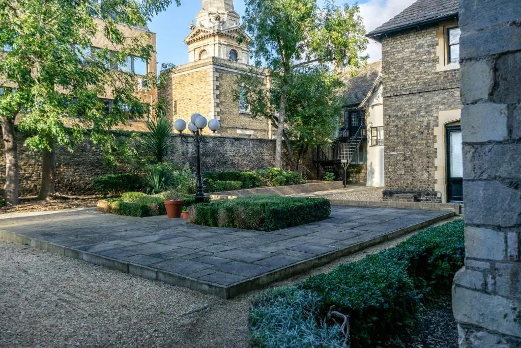 Executive City Centre Apartment with Gated Parking and Stylish Rooms includes Privacy and Space with Luxury Feel plus Courtyard Garden in Amazing Location and Very Highly Rated
