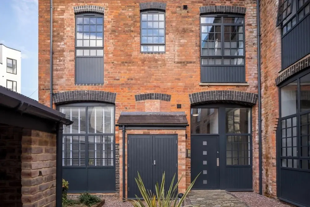 Elliot Oliver - Stylish 2 Bedroom Town Centre Apartment