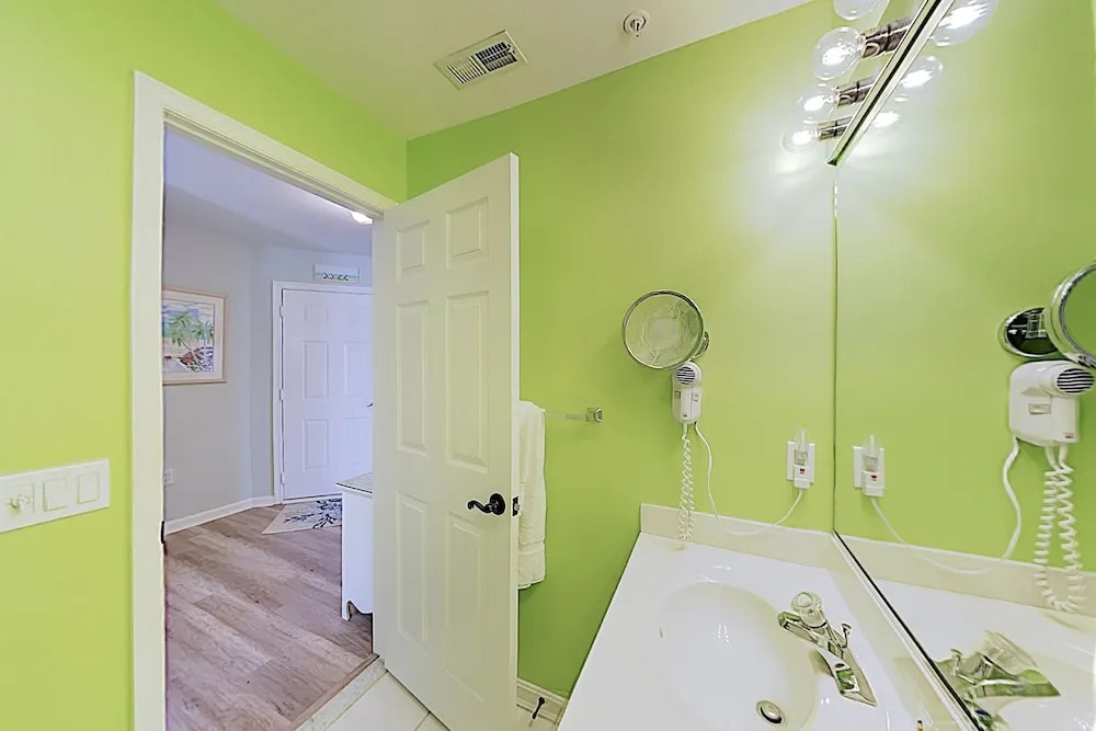 Walk To Beach! Bayfront End Unit W/ Pool & Patio 2 Bedroom Condo