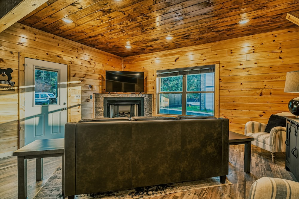 Stylish New 5BR 4BA Cabin Steps From Dollywood