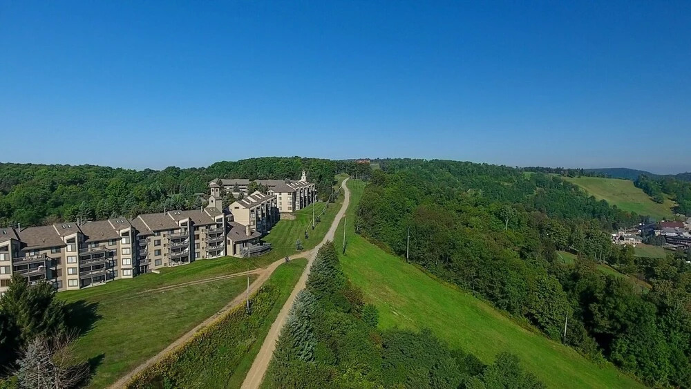 Seven Springs 1 Bedroom Premium Condo, Walking Distance to Slopes by RedAwning