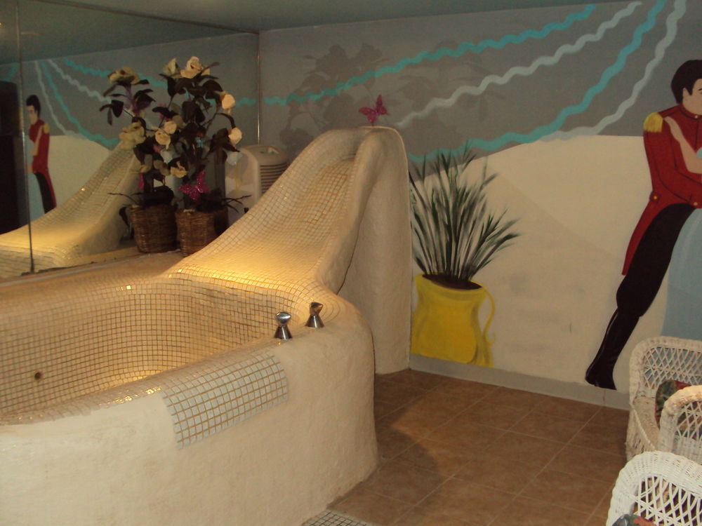 Red Carpet Inn & FantaSuite Hotel