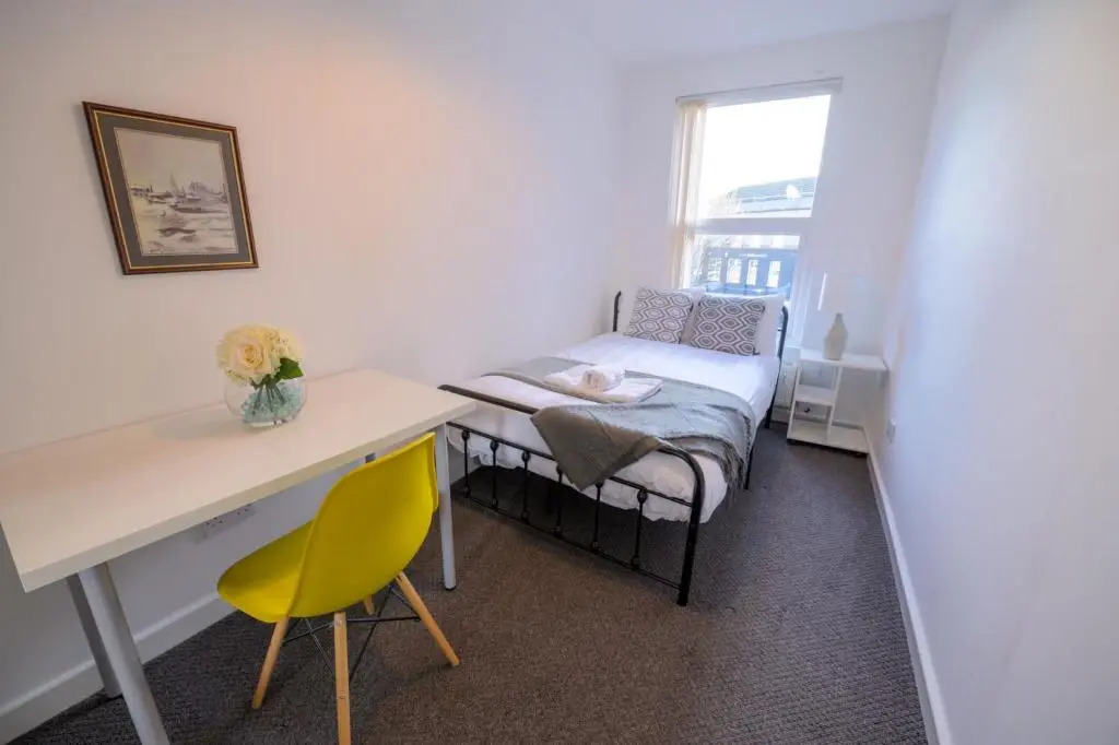 Spacious 5 Bed House, perfect for groups, great location