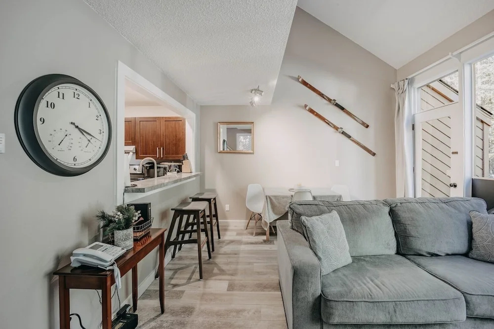 45sw - Fireplace - Dishwasher - Washer/dryer - Sleeps 4 1 Bedroom Condo by RedAwning