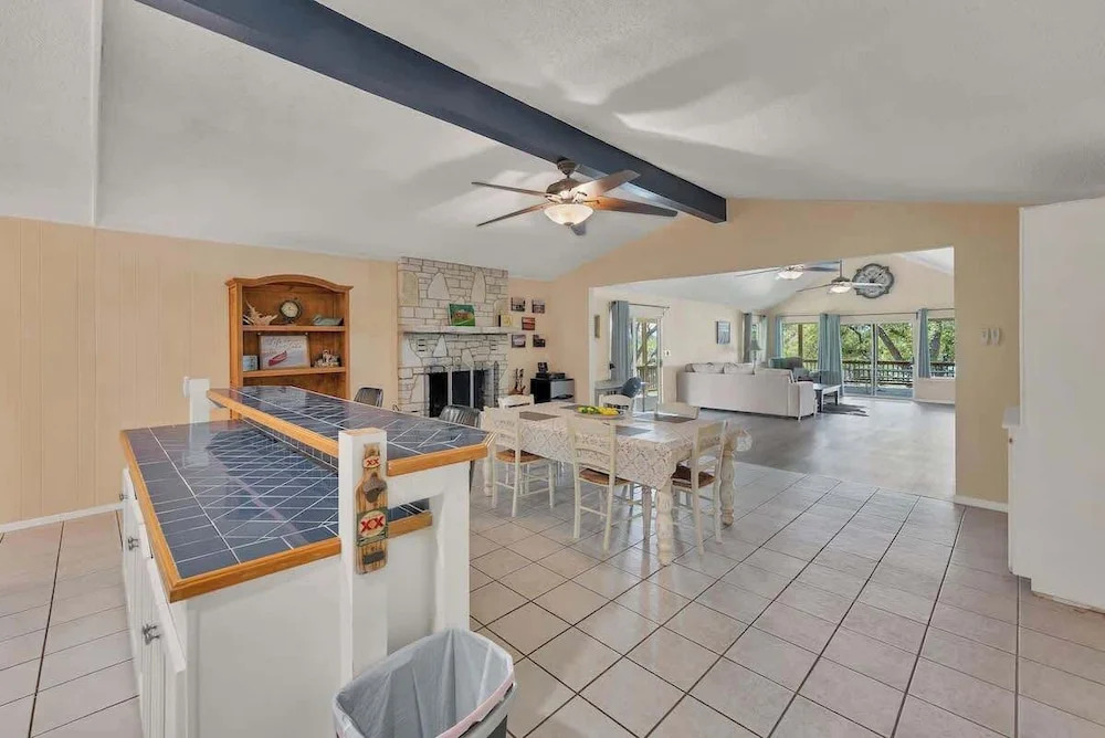 Lakeshore Escapes, on Canyon Lake Waterfront