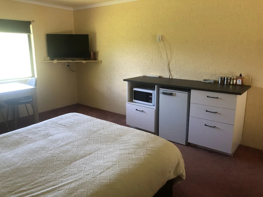 Colonial Inn Guest Rooms