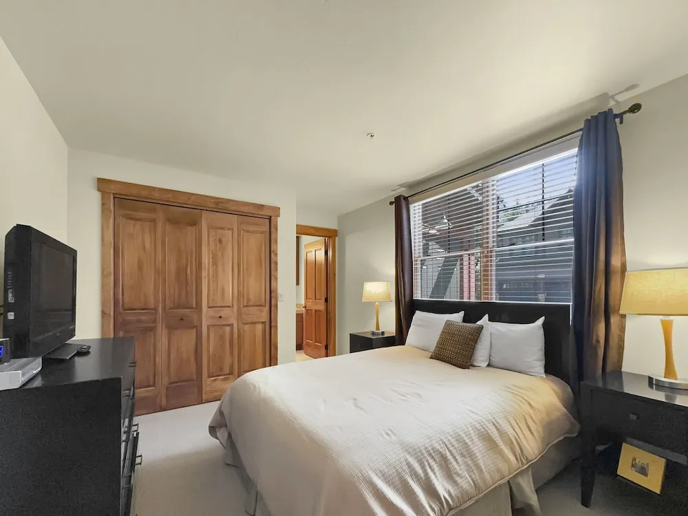 Ca2103 The Cache 3 Bedroom Condo by RedAwning