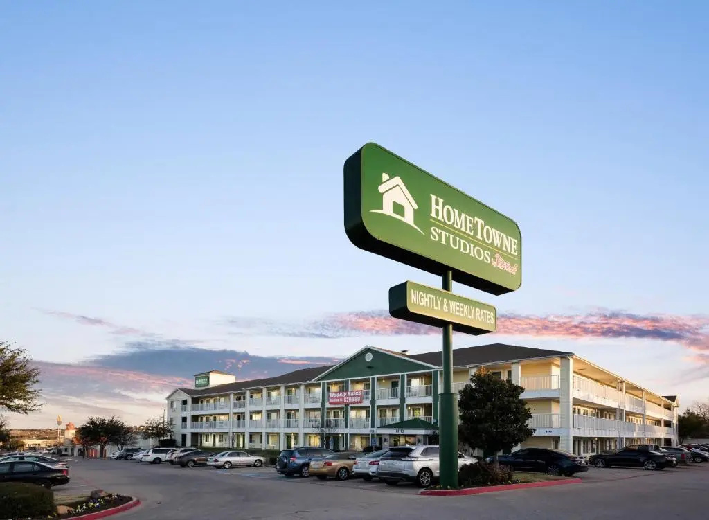 HomeTowne Studios by Red Roof Dallas - Irving