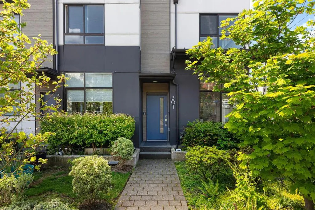 Rooftop Patio with Grill 2BR 3BA Central, Walkable Location
