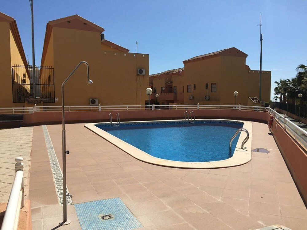 Apt - Sleeps 4 - Balcony - Communal Pool