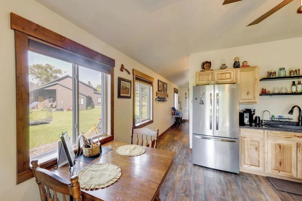 Waterfront Saloon-themed Cabin on Flathead River