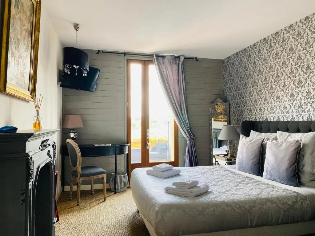 Hôtel Bien-Être Aux Cyprès de Marquay-Calme et élégance-Laissez-vous porter par une ambiance chaleureuse où chaque instant compte-Découvrez un havre de paix où nature et confort se marient pour vous offrir une expérience unique- Réservez dès aujourdhui