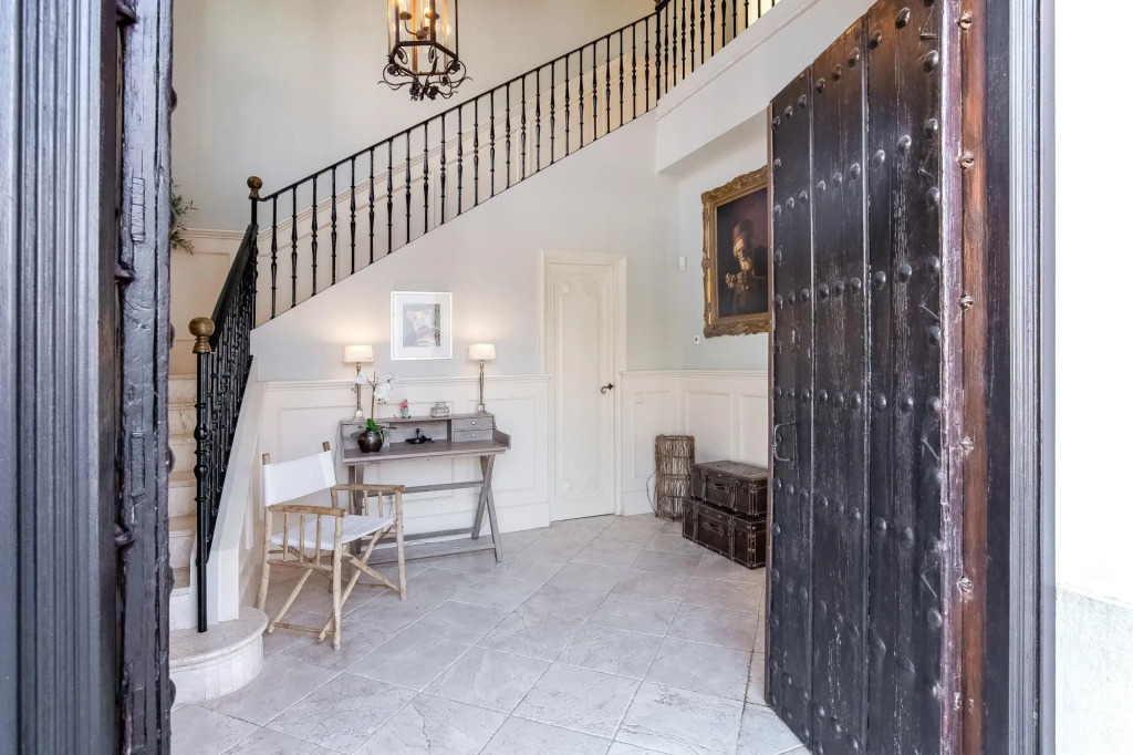 18024 - Superb Villa Near Beach With Heated Pool