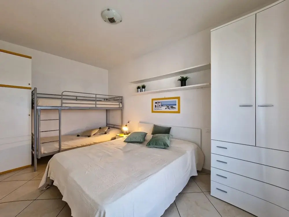 Luminous one Bedroom Flat With Side sea View