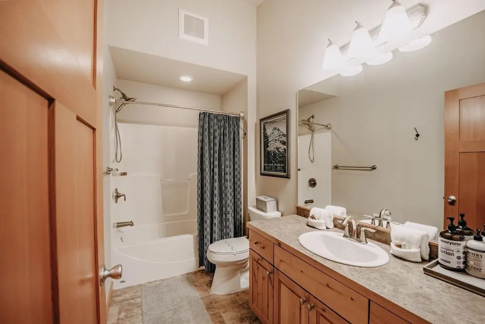 52gs - Hot Tub - Wifi - Pets Ok - Wood Stove - Sleeps 6 2 Bedroom Home by RedAwning