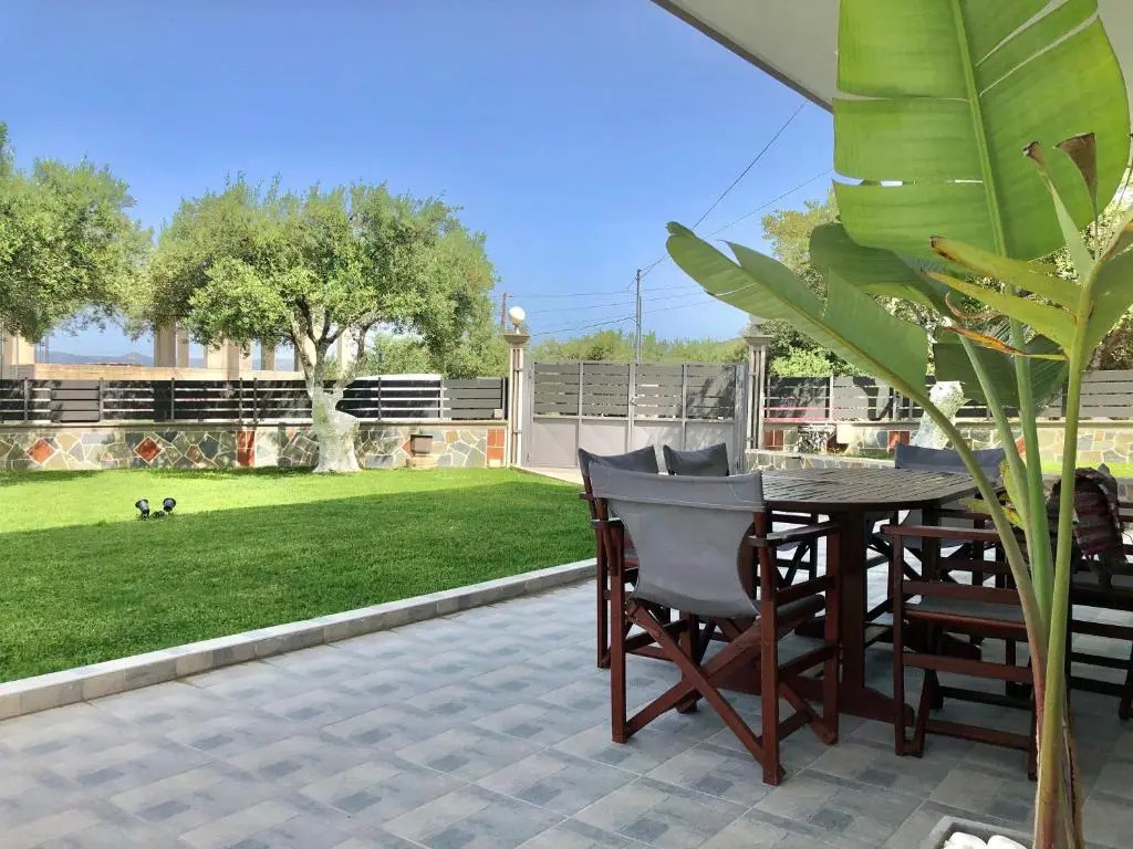 Evangelie Residence a brand new design apartment 5 minutes from the sea with a large garden