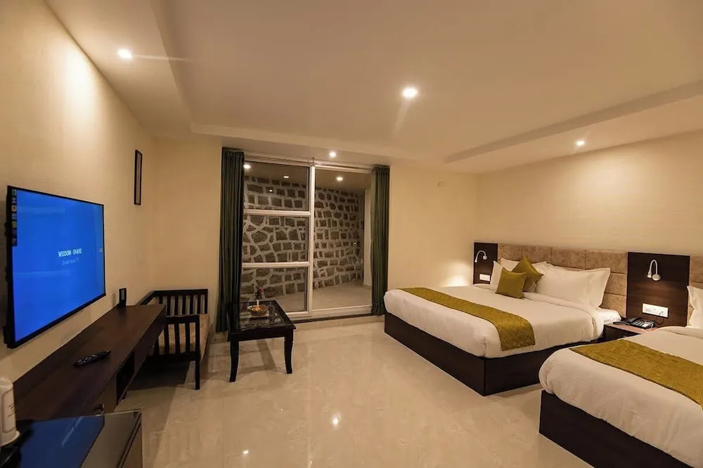 The Imperial Green (180 lake view)