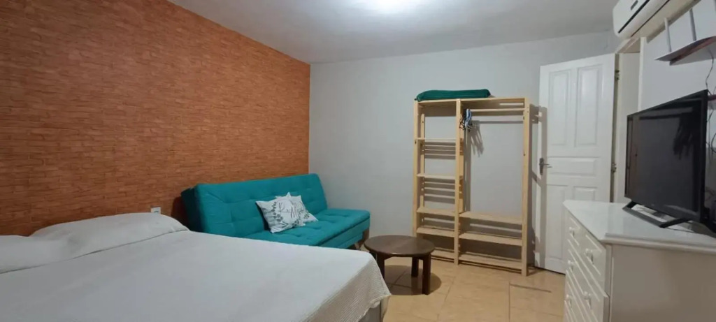 Apartamento térreo com ar condicionado bem localizado