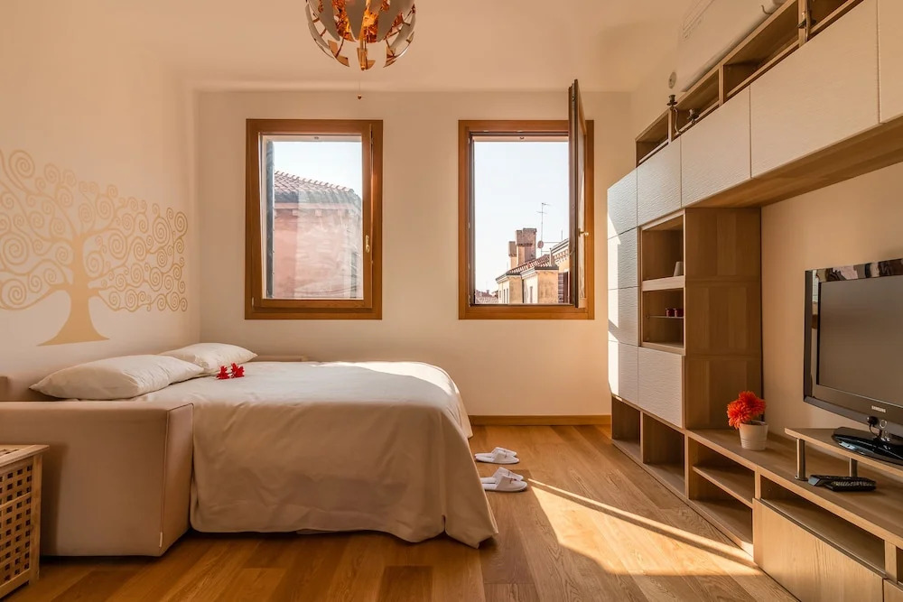 Sunny Canal View in Venice Chic Movida