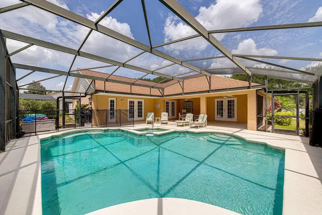 Spacious 4 Bed South Facing Pool Villa Near Disney
