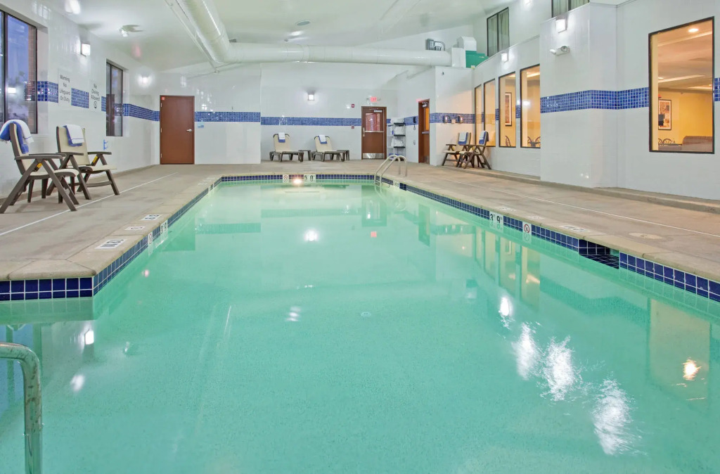 Holiday Inn Express Hotel & Suites St. Charles by IHG