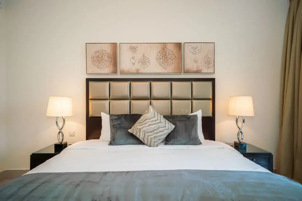 Glamorous Arabian flat with views to Burj Khalifa