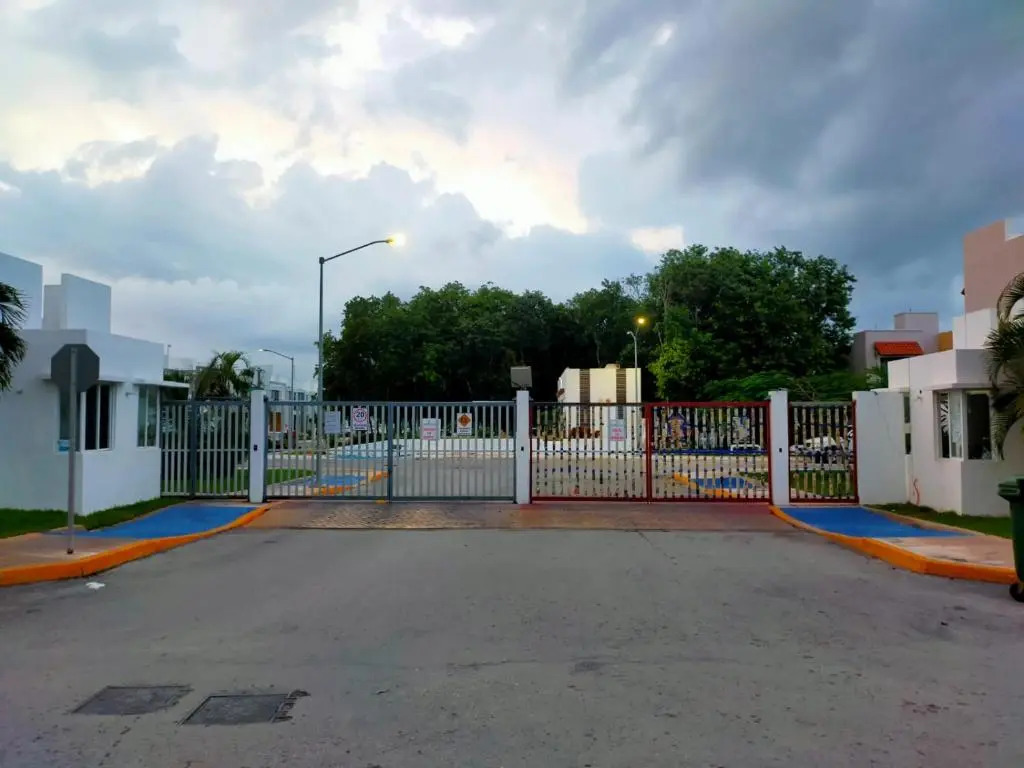 Casa Mexicana Amplia con Seguridad, Alberca y Parking
