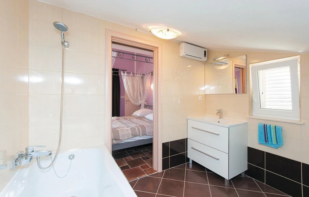 Beautiful Home in Supetarska Draga With Sauna, Wifi and 4 Bedrooms
